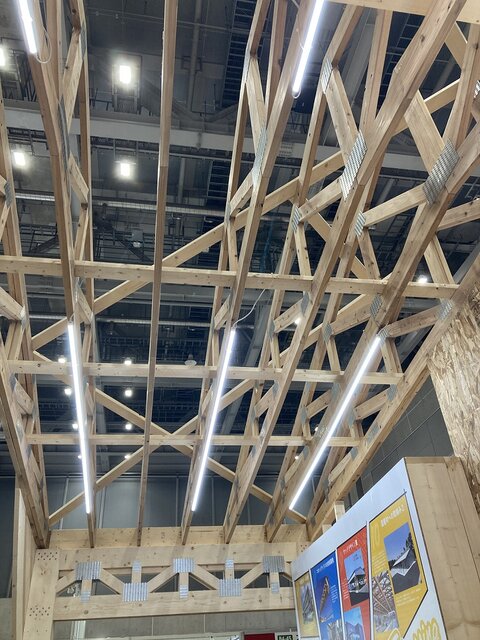 屋根にはシザーストラスを採用